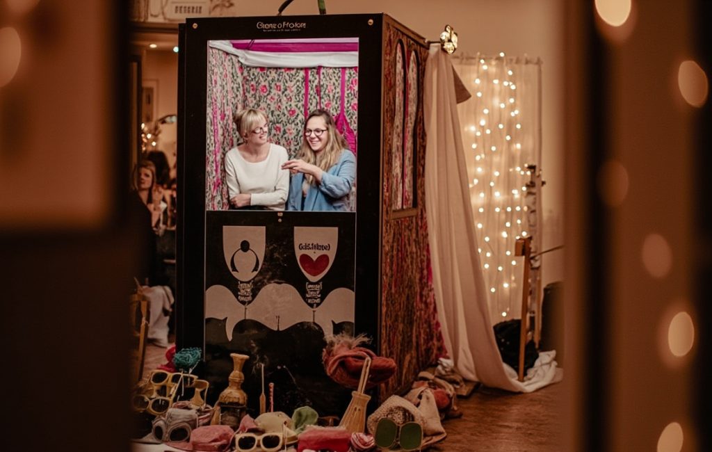 Photomaton vintage avec fond coloré et accessoires